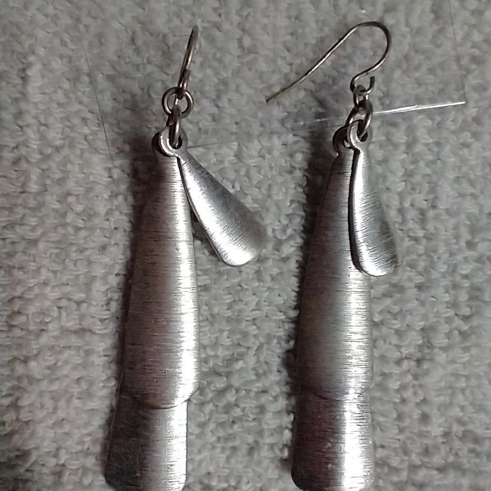 Silvertone dangle wire earrings